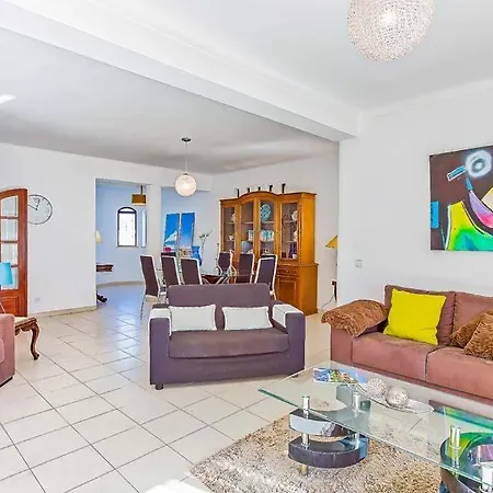 Sleeps 8 With Pool Air Con And Wifi