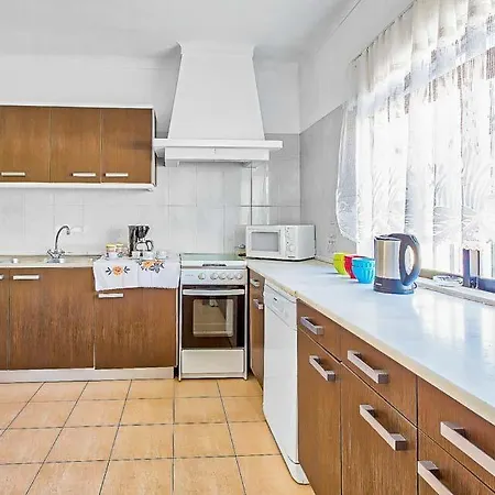 Sleeps 8 With Pool Air Con And Wifi