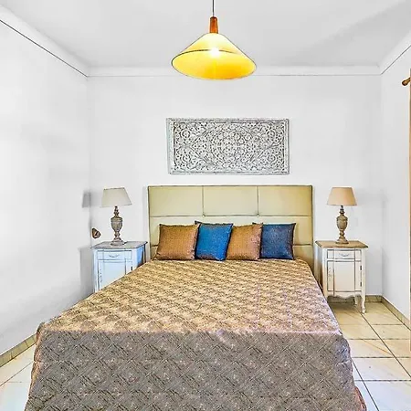 Sleeps 8 With Pool Air Con And Wifi
