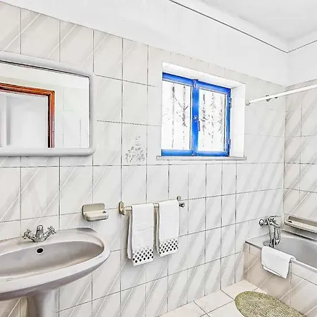 Sleeps 8 With Pool Air Con And Wifi *